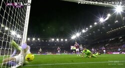 「痛すぎる」股間がポスト激突で悶絶→オウンゴール献上の二重苦…乾いた音が響き渡った決定的瞬間に海外ファンも涙「同情する」「不運だった」