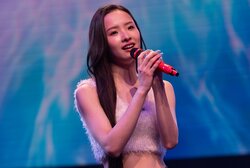 「綺麗でダンスも良いのに歌がめっちゃ下手」「SMAPの中居さんみたい」26歳セクシー美女のアイドル性を、朝倉未来らが再評価