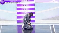 「お母さん…お疲れさまでした…」11歳でデビューするも苦労した元アイドル、子供のように泣きじゃくりながらステージでひざまずき…スピーチに感動の声殺到