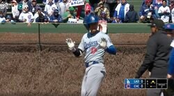 大谷翔平に一体、何が起こったのか…？ ヒット後に審判にタイムを要求！ 球場が見守る中、パフォーマンス「DBZ」を炸裂してネット上で総ツッコミ  