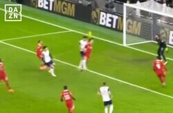 えっ、凄すぎない？ 遠藤航の“神クリア”に称賛殺到！「えぐい」「マジで危なかった」10cmの身長差でもトッテナムFWにエアバトル完全勝利