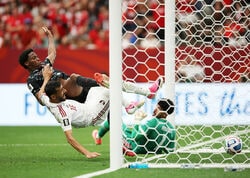 「W杯だぞ？」退場者続出…カタール代表に“異常事態”「守備ズタボロやん」「点差離れてボロボロ」カナダ代表FW、DFごとゴールに叩き込む一撃