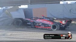 鈴鹿騒然！予選PPの岩佐歩夢がいきなりクラッシュ “逆転王座”最右翼に1周目で悲劇、首を振り悔しさ滲ませる