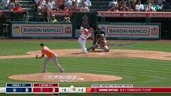 「大谷君、しゃがんでHR打ってるｗ」「なんでこの体勢で打てる？」土壇場で飛び出した大谷翔平の8号2ランに驚きの声続出