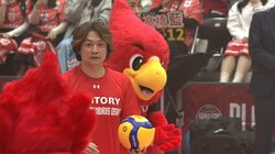 香取慎吾、始球式で“まさか”の事態 レシーブに飛び込んだ選手が“オモシロ神対応”