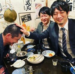 萩原聖人の丸刈り頭を滝沢和典がナデナデ！？　復活勝利に歓喜のスリーショットを披露