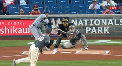 一体、何があった？ 大谷翔平、“判別不能”な規格外スイングにファン困惑 バット粉々の瞬間に「速すぎて見えない」「あんな折れ方する？」驚きの声も相次ぐ