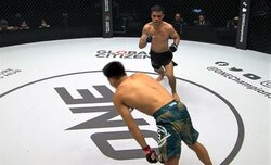 「こんな倒れ方ある？」衝撃KOに驚きの声 カーフに見せかけて横っ面”ズドン” 時間差で前のめりに