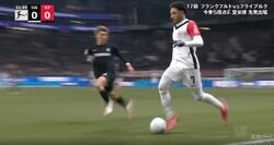 ウソだろ…！？ 堂安律、超加速スピード→驚異の“粘着ディフェンス”を仕掛けた瞬間「よく止めた！」 解説者が大絶賛… チームを助ける献身的プレー