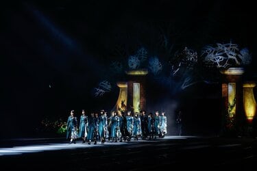 欅坂46、笑顔と涙あふれたラストライブで5年間の歴史に幕 新たな坂を 
