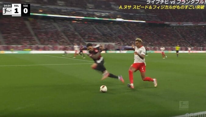 【写真・画像】スタジアム騒然！スイス代表DF、相手GKが動けない…“弾丸ダイレクトボレー”炸裂　選手の間を一瞬でブチ抜く→低弾道でゴール左下隅に突き刺す　1枚目