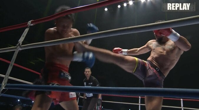 右ハイで“立ったまま”失神させる衝撃KO 「34戦無敗、30KO」のファイターに戦慄走る 3枚目