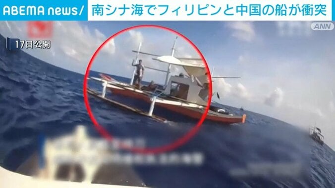 フィリピンの船の乗員が刃物で威嚇する様子