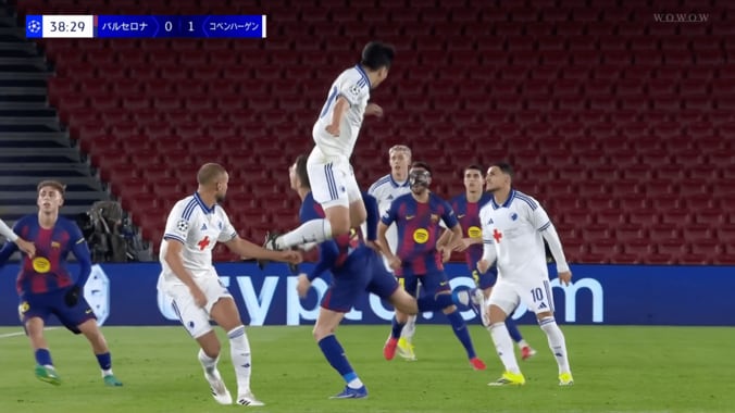 驚愕！日本代表DF、“大ジャンプすぎて警告”の珍事「跳躍力がすげえな」「モノが違う」鈴木淳之介がレヴァンドフスキに競り勝った瞬間 4枚目