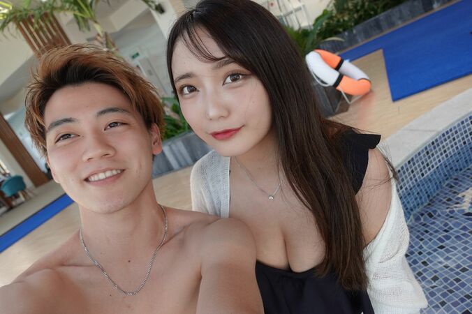 彼氏の束縛に悩む21歳・美人焼肉店員、初対面のイケメン大学生と水着デートで急接近！第一印象で惹かれ合い…『隣恋4』#1 1枚目