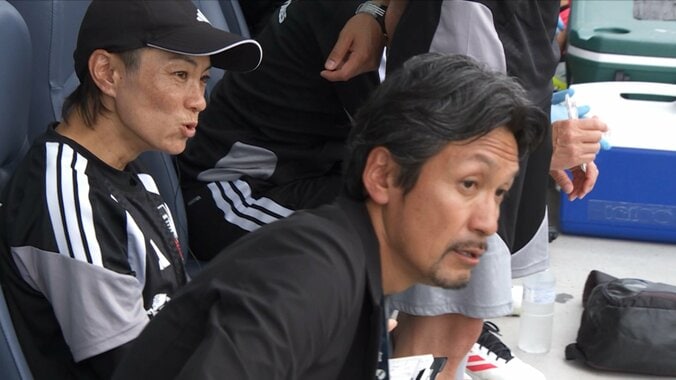 内田篤人コーチが「引いちゃってる」谷川萌々子の“弾丸ゴラッソ”になでしこベンチ唖然！「なんだそりゃって顔」ファン反応 5枚目