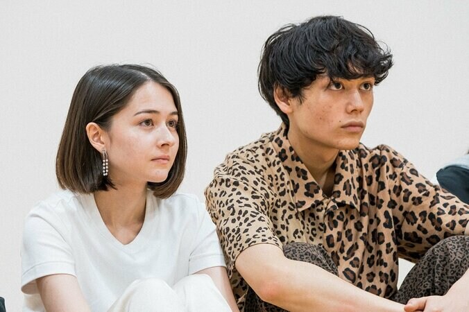 現役慶應生ハーフ美女をベッドで押し倒し「愛してる」…同棲ハウスで課せられた‟秘密の課題”『ドラ恋～Kissing the tears away～』act.4 3枚目