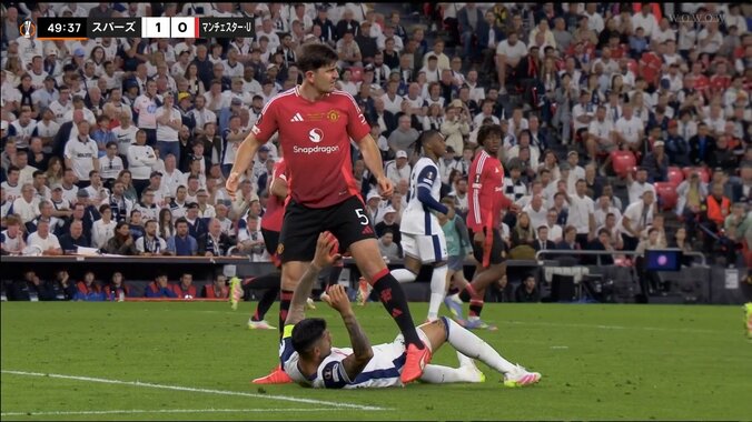 あわや喧嘩勃発！「この2人やり合ったらこえぇよ」「相撲やってる」ポジショニング争いでバチバチの組み合い→一触即発のフェイスオフでスタジアム騒然 3枚目