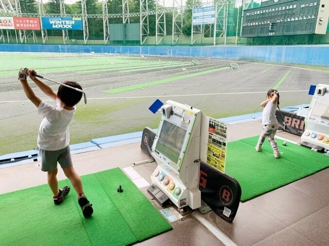 東尾理子、長女がゴルフ練習に初挑戦「素晴らしい」「凄い」の声 1枚目