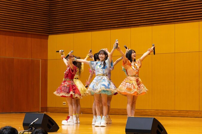 サプライズライブを行ったFRUITS ZIPPER