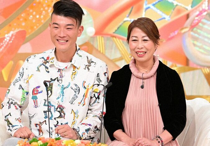 【写真・画像】同級生の母（53）と結婚した32歳男性、料理中もイチャイチャ！夜の生活は「毎日です」　2枚目