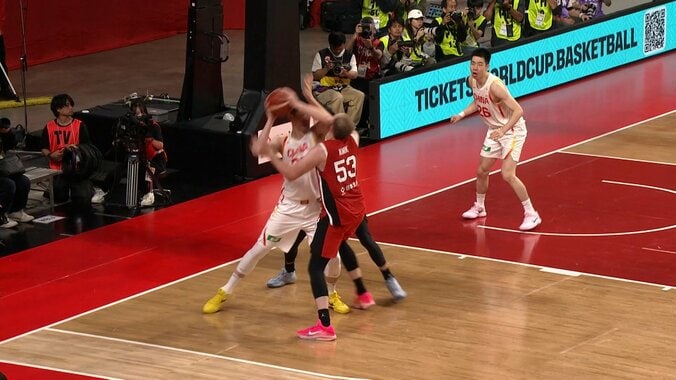 「何てことするんだ！」中国選手の“肘”が日本選手の“顔面”に直撃…「すげー荒れてるな」アンスポ＆テクニカル連続宣告にファン驚愕【バスケW杯予選】 3枚目