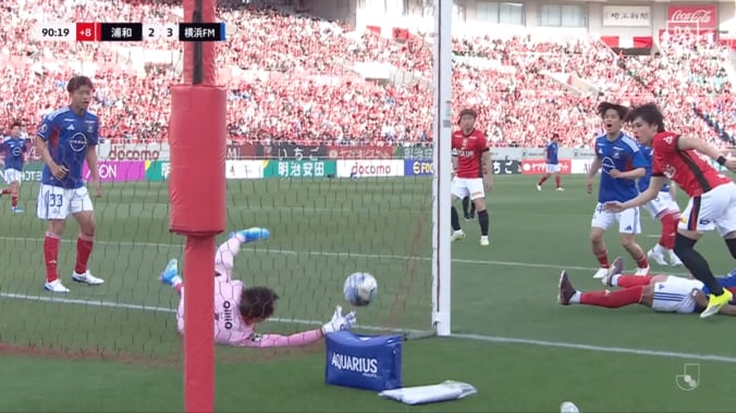 「何してんの…」Jリーグの衝撃“顔面オウンゴール”にSNS騒然！「どうしてそっちにクリアしたの」横浜FMキニョーネスが唖然 4枚目