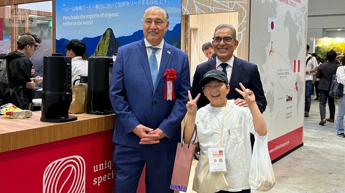 2025年9月24日、コーヒーの展示会でペルー大使だったセミナリオさんと再会した俊介さん（提供：舞奈美さん）