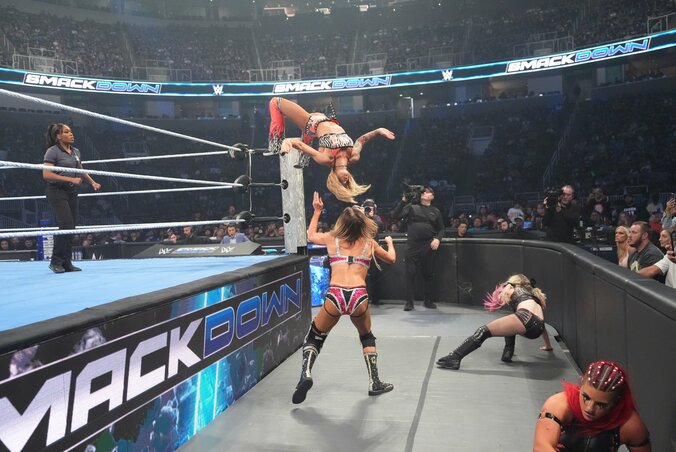 【映像】金髪美女レスラー、命知らずの“バク宙ダイブ”