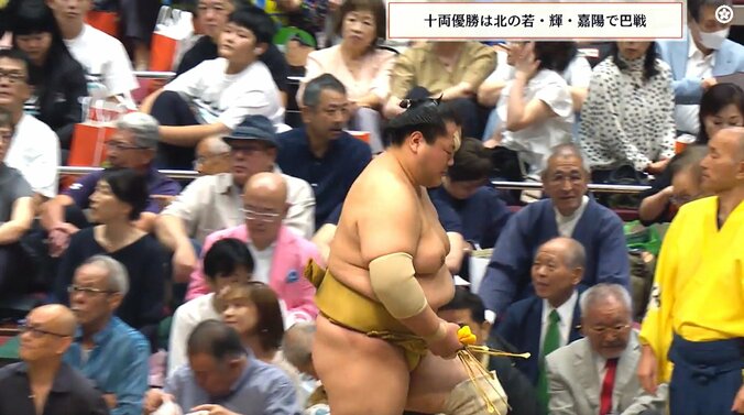 「ホンモノだ」「大御所おるやん」十両優勝決定“巴戦”に大物政治家が“鎮座” 圧倒的存在感にざわめき 3枚目
