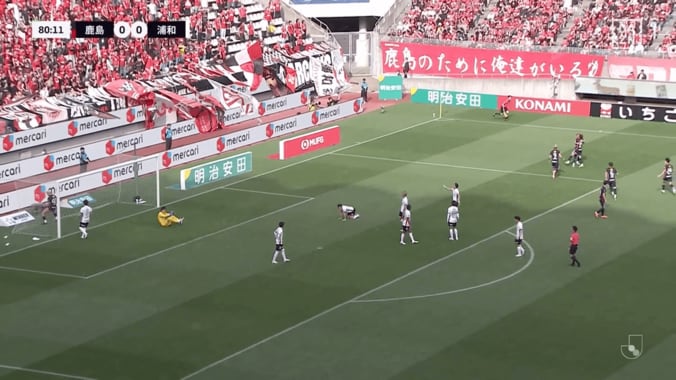 「盛大に煽られた…」鈴木優磨、浦和サポへの“まさかのリアクション”でSNS騒然「わざわざゴールの中に」「何かやってる笑」 3枚目