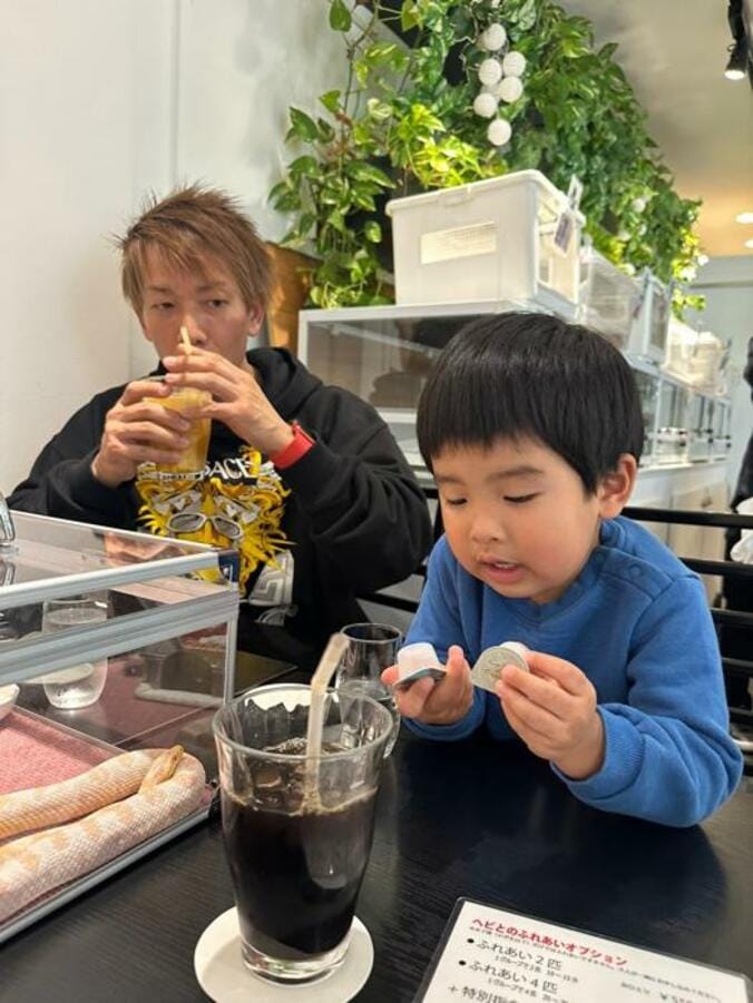  はあちゅう氏、元夫・しみけん＆息子と共に訪れた場所「ヘビカフェってところ」  1枚目