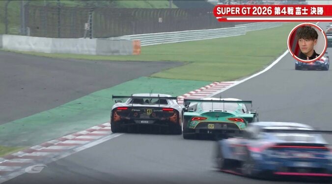 絶対引かない！ スープラ対フェラーリの“超接近戦”に熱視線「10cmもない」「凄まじいバトル」約1周、一歩も引かず 3枚目