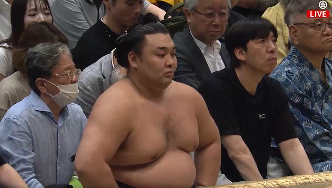 「目立ちすぎだってw」「え、本物?」大関・霧島の隣に鎮座する“まさか”の人物「取り組み控えてるみたい」「相撲とかけまして…」ツッコミ相次ぐ 3枚目