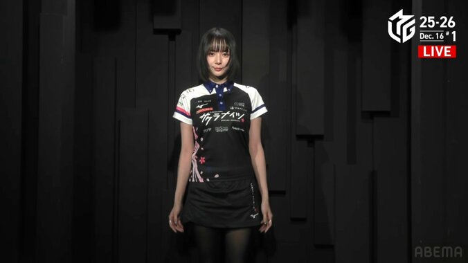 新しい髪型も好評！岡田紗佳、抜群スタイルでのモデルウォーク