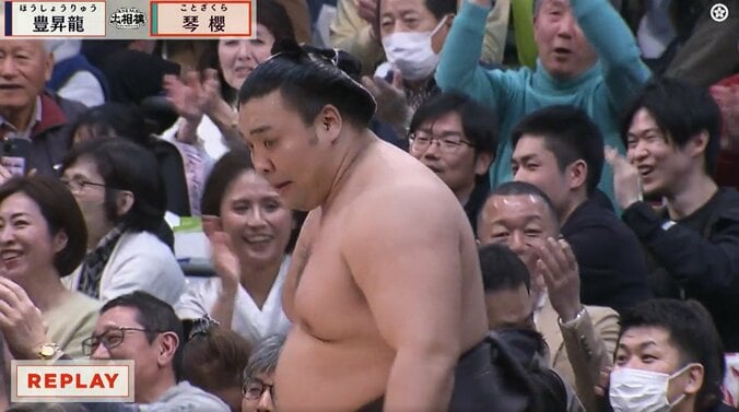 「霧島が泣きそう」「よかったね」土俵下で霧島が見せた表情にファンもらい泣き カメラが捉えた3度目V決定の瞬間 2枚目
