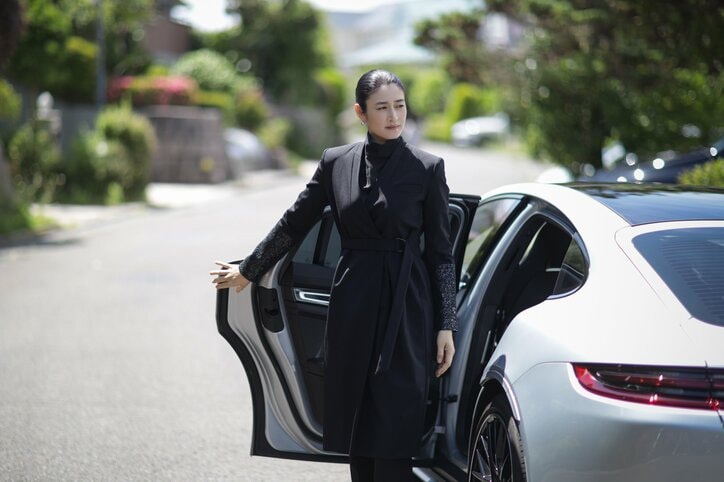 不気味で冷徹な家庭教師・小雪、教え子の親の自殺にも無表情…異彩放つキャラ