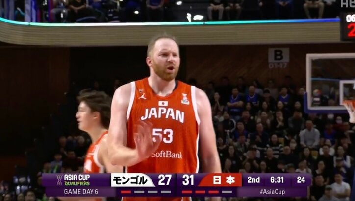 【写真・画像】何が起きた？ バスケ日本代表ベンチに“異変”「どした？」 指揮官の意外な行動にファン騒然「作戦かな」「今日はしゃあない」　1枚目