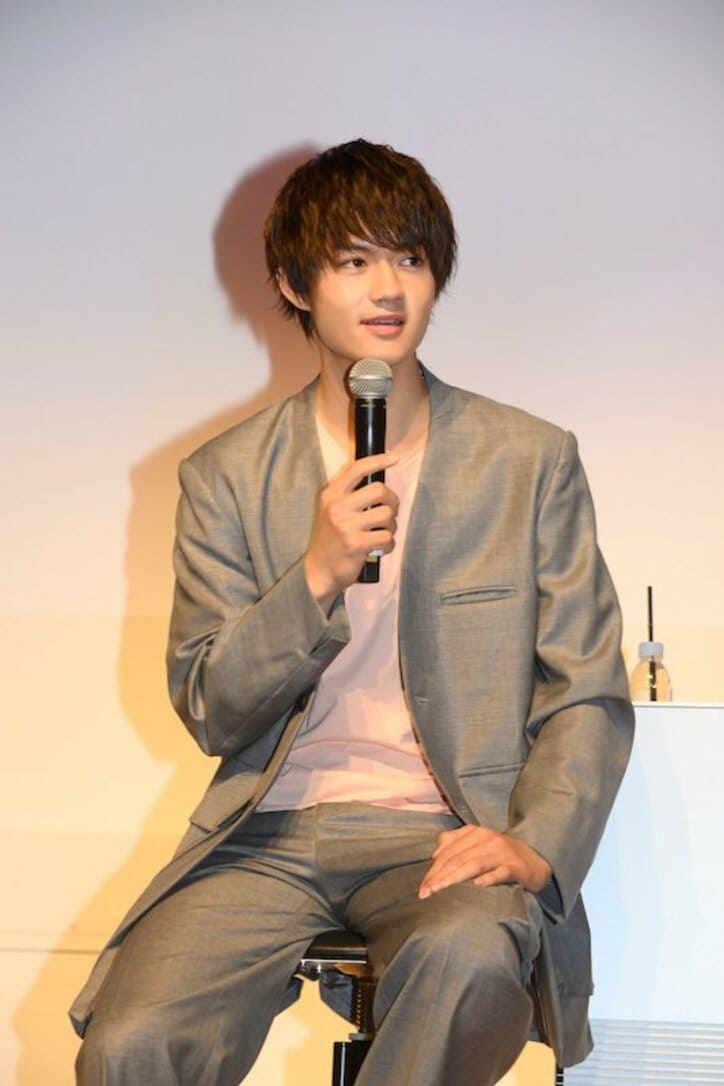 佐野勇斗、カッコよすぎて監督からダメ出し 飯豊まりえが証言