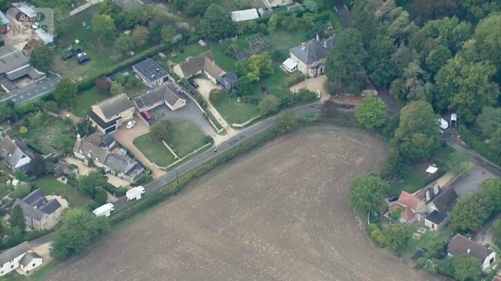 住宅街のすぐ近くで見つかった容疑者が乗っていたとみられる3台のバン（画面右端）　フェアフォード空軍基地付近　2026年9月27日　英・グロスタシャー州　
