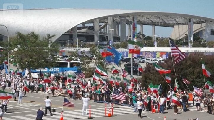 SoFIスタジアム前でのデモ  7日/カリフォルニア