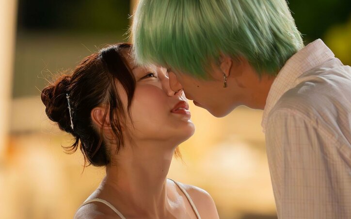 【写真・画像】「2年間で300人斬り」26歳セクシー女優の“おねだりキス”に衝撃「え〜長い！」　1枚目