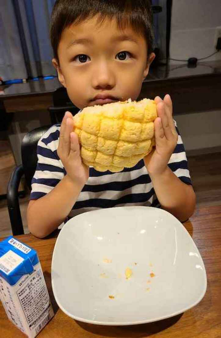  小原正子、生まれて初めてメロンパンを食べた次男の反応「かぶりついてました」 