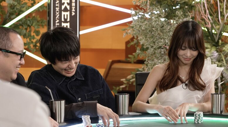 “最強ポーカー美女”岡本詩菜が思わず爆笑…鉄の女を惑わせる絶好調プロの「ささやき戦術」