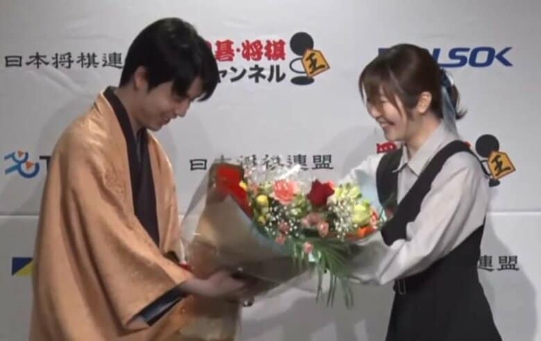 「間違えちゃった！」藤井聡太王将、妹弟子の“うっかり”に優しい笑顔 祝福の場面のほっこりシーンが話題「良い表情してる」「めちゃ可愛い」