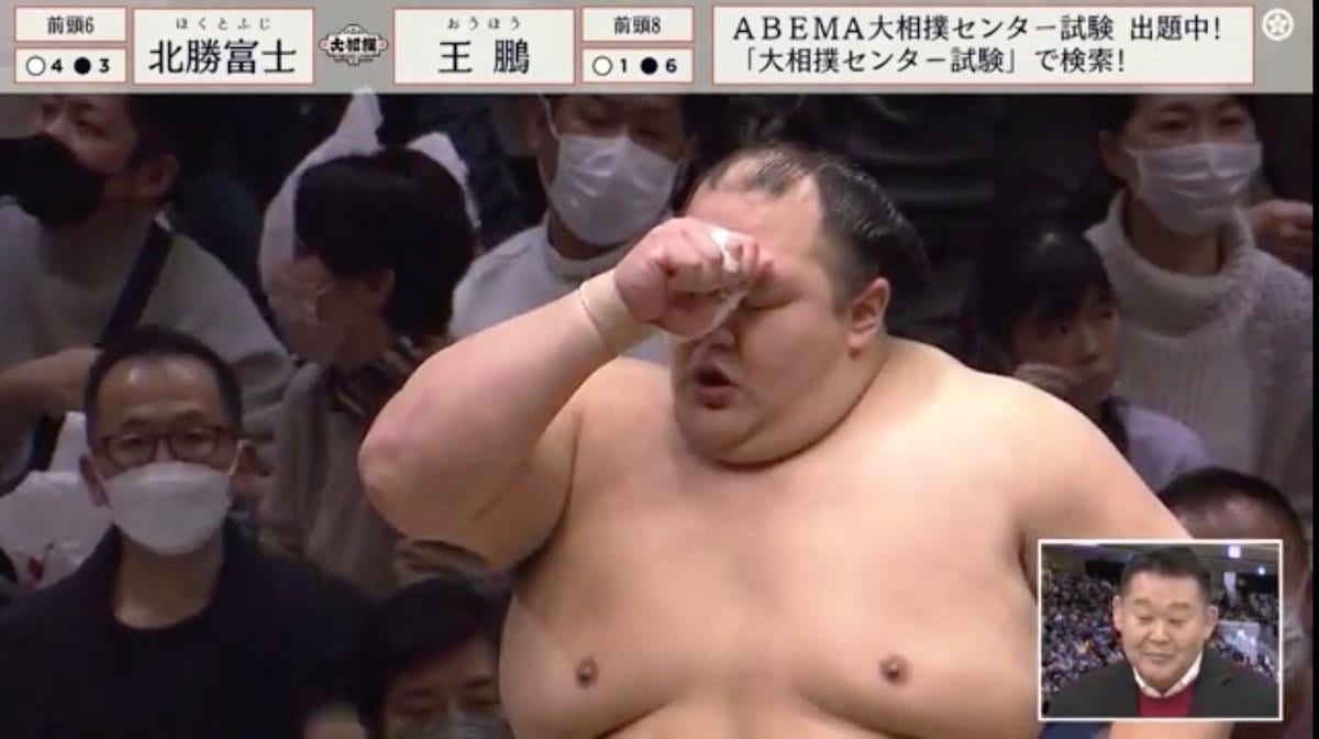国技館の客席で捉えた力士の取組前ルーティンイラストに反響「似てる