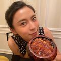 小島瑠璃子、うなぎを手にした笑顔のオフショットに「幸せそうな顔」「めちゃカワ」の声