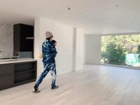 川崎希＆アレク、“ベンツより高い”新居のキッチンを公開「天板を水晶で作ってる」