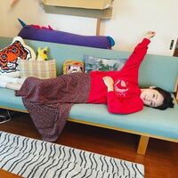 ソファーでだらりん…安達祐実の自然体な姿に「可愛い」「全てがおしゃれ」とファン絶賛