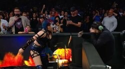 「あーあ」「かわいそう」人気日本人女子レスラー、痛恨の“誤爆” 毒霧がスタッフにぶっかかる…まさかの“スランプ”にファンツッコミ